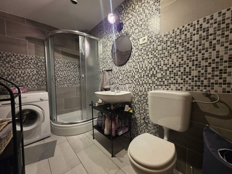 Bagno con doccia e lavatrice