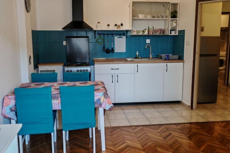 Cucina arredata con tavolo da pranzo - appartamento A4115 Quarnaro