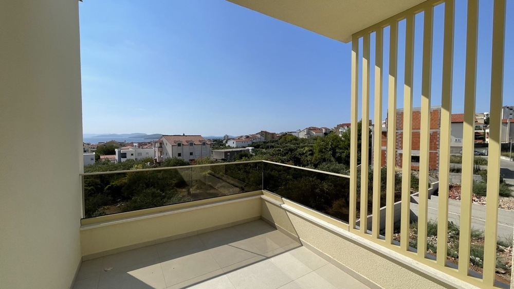 Edificio residenziale con terrazze a Vodice, vista laterale