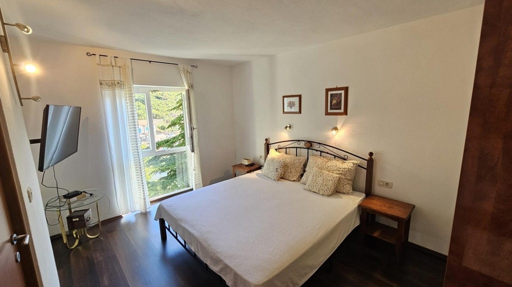 Seconda camera da letto con armadio a muro e televisore