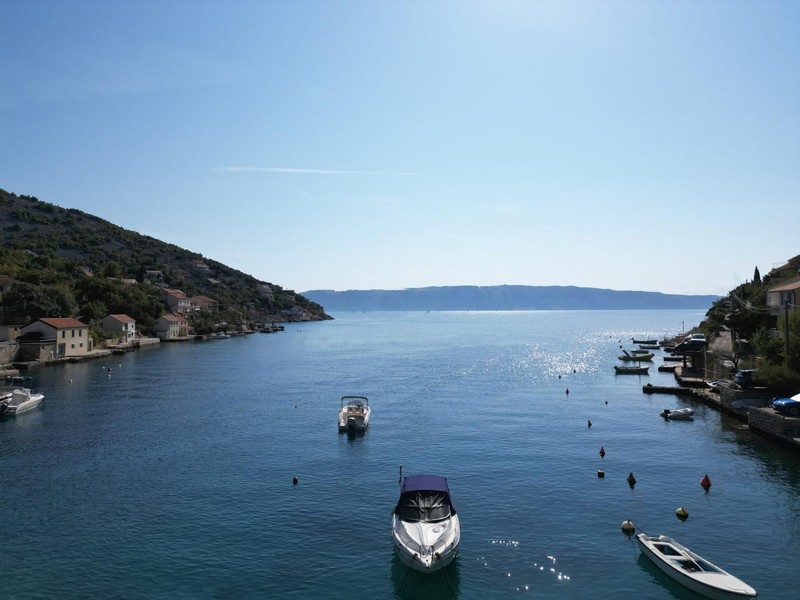 Baia di Donja Klada con barche e vista sul mare aperto