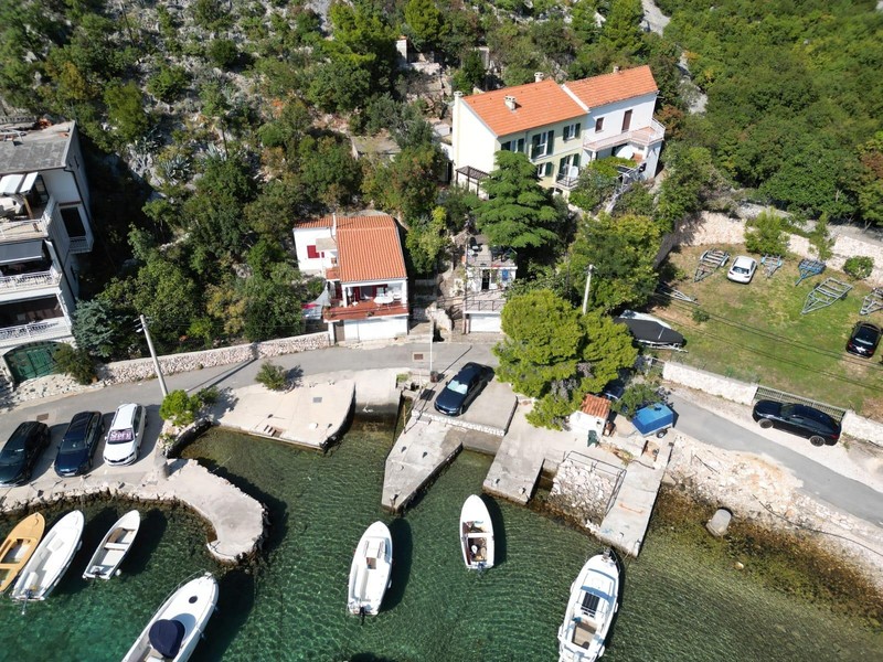 Veduta aerea della casa a Klada sul lungomare