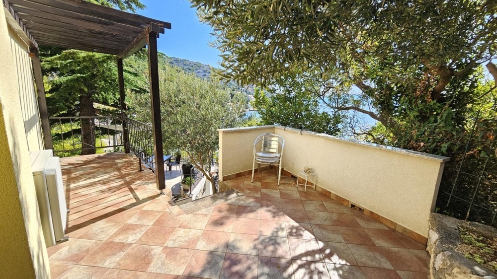 Terrazza coperta dell'appartamento con vista sul verde