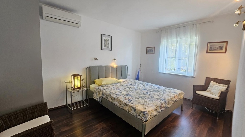Camera da letto con letto matrimoniale e aria condizionata