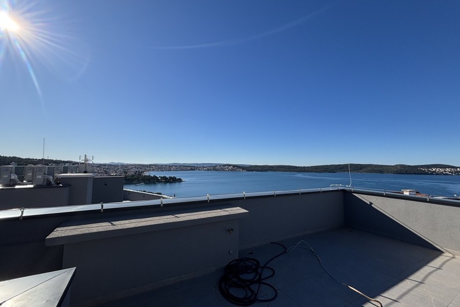 Appartamento in vendita in Croazia - terrazza sul tetto con vista mare a Trogir