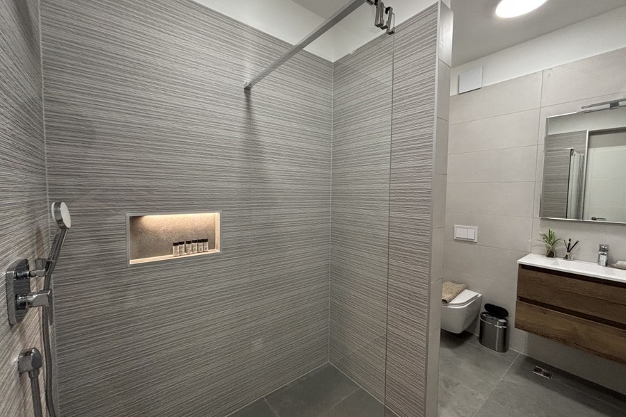 Bagno con doccia walk-in e lavabo a Trogir