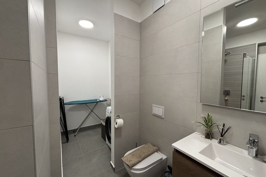 Bagno con WC e specchio nell'attico a Trogir