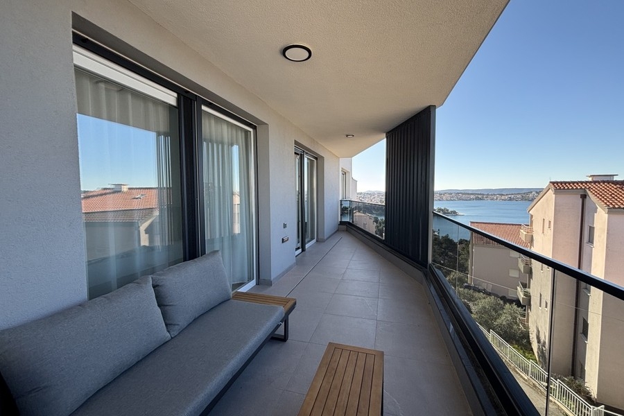 Balcone coperto con panca e vista mare a Trogir su Ciovo