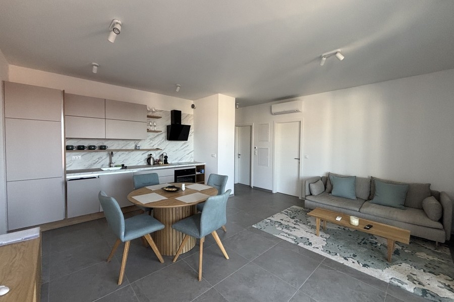 Zona giorno aperta con cucina e zona pranzo a Trogir su Ciovo