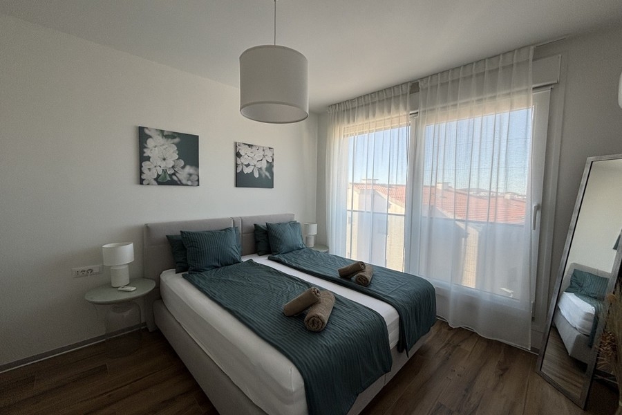 Camera da letto con letto matrimoniale nell'attico a Trogir su Ciovo