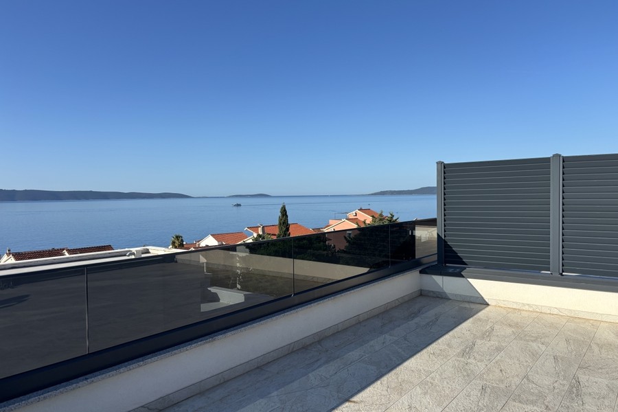 Attico in vendita in Croazia - terrazza sul tetto con vista mare su Ciovo