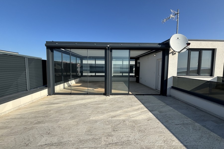 Terrazza sul tetto con pergola chiusa con vetri a Okrug Gornji
