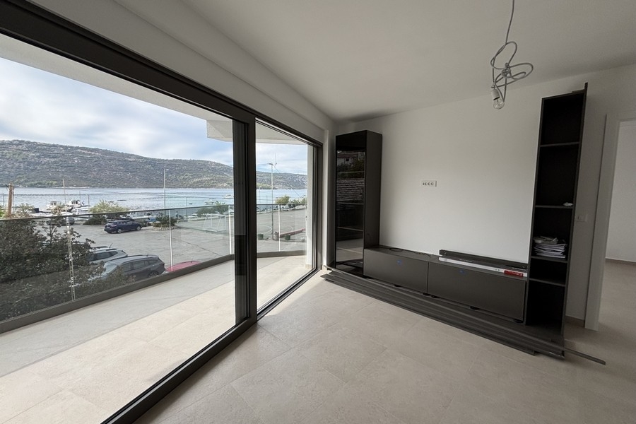 Zona giorno con porta del balcone a tutta altezza e vista mare