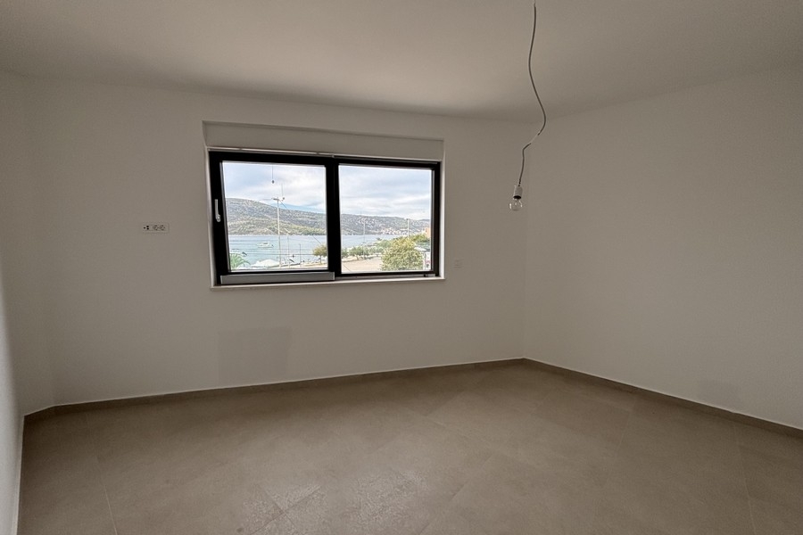 Camera da letto con finestra sul mare