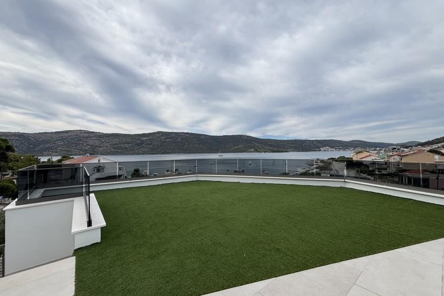 Terrazza sul tetto con prato e vista sul mare