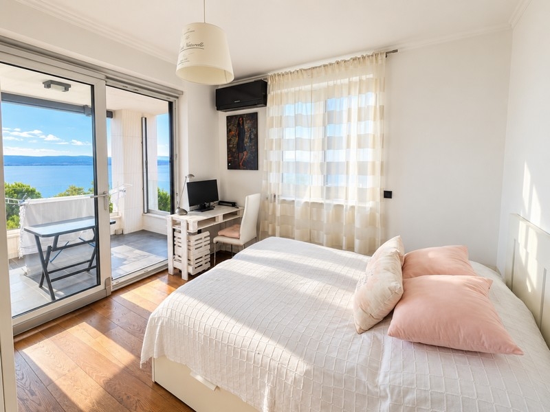 Camera da letto con accesso alla terrazza e vista mare