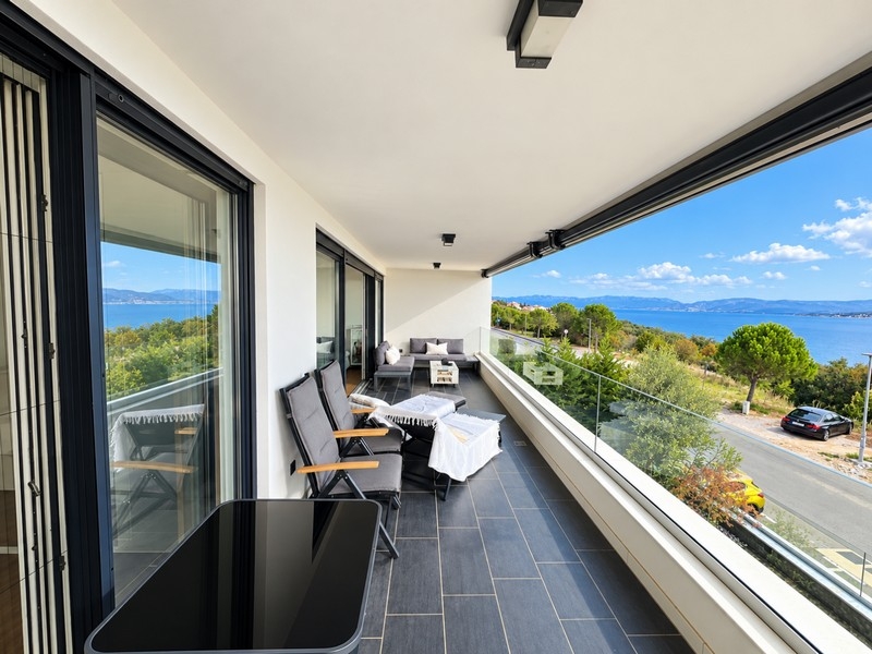 Terrazza coperta con vista sul mare e sull'isola di Krk