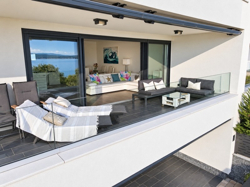 Terrazza con lettini e mobili lounge