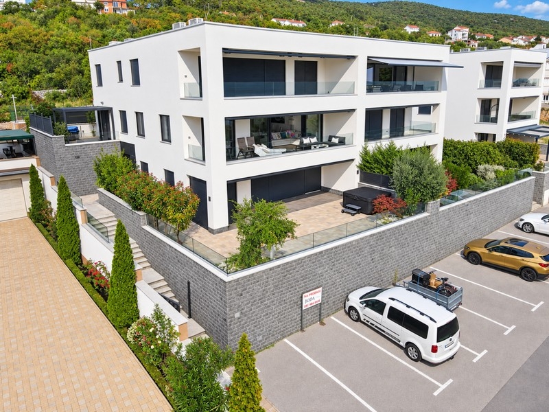 Edificio residenziale con giardino e parcheggi