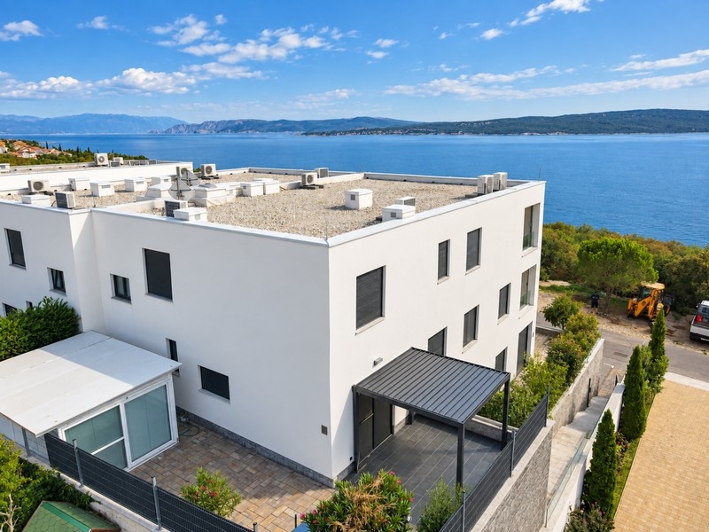 Vista dall'edificio sul mare e sull'isola di Krk