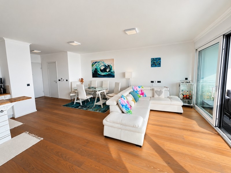 Zona giorno luminosa con parquet