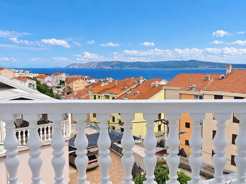 Vista sul mare oltre la balaustra della terrazza