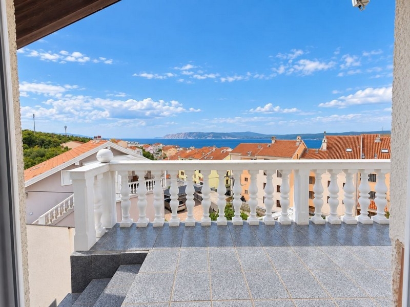 Terrazza con scala e vista sull'isola di Krk