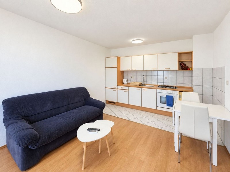 Cucina aperta con tavolo da pranzo nella zona giorno