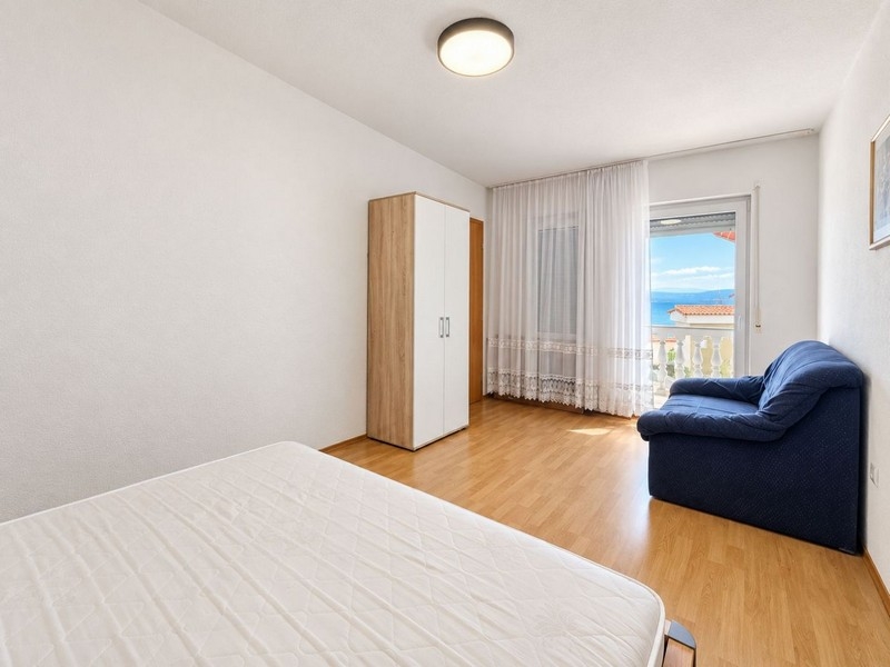 Camera da letto con armadio e vista mare