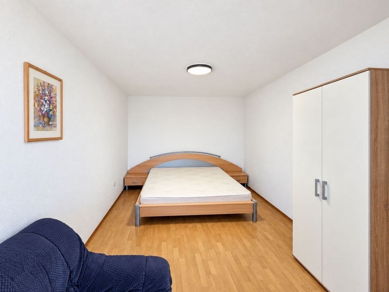 Camera da letto con letto matrimoniale e poltrona