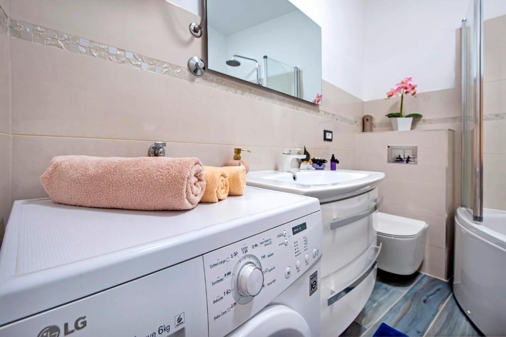 Bagno con vasca e lavatrice