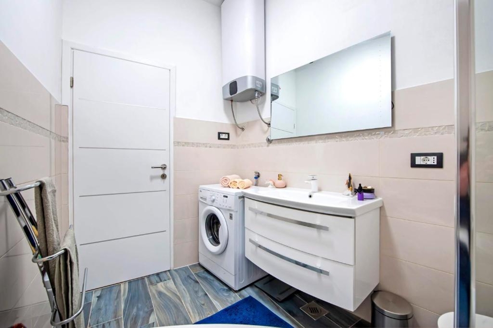 Bagno con lavabo e boiler