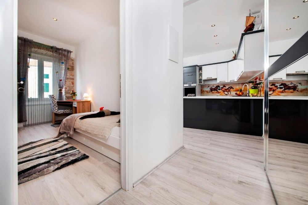 Camera da letto con vista sulla cucina