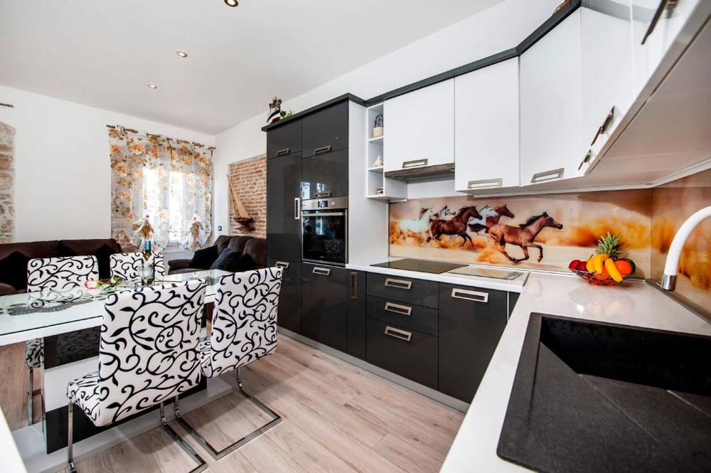 Cucina moderna con isola