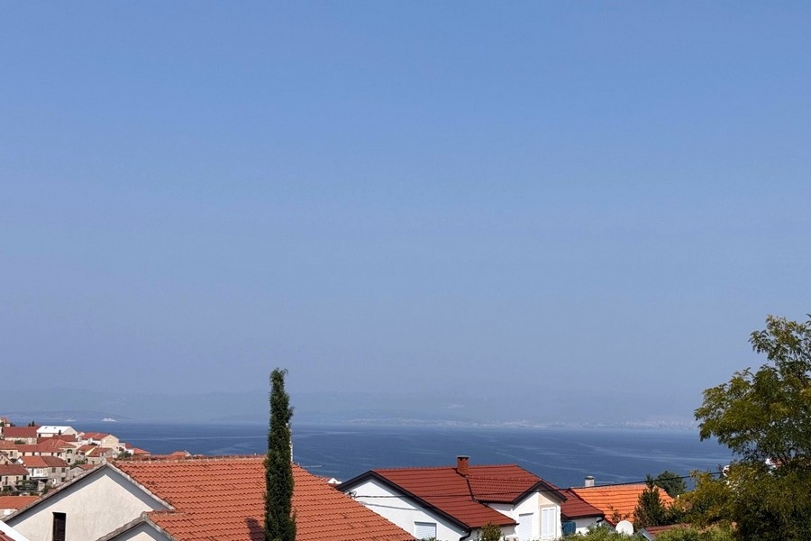 Appartamento in vendita in Croazia - appartamento con giardino e vista mare sull'isola di Brac
