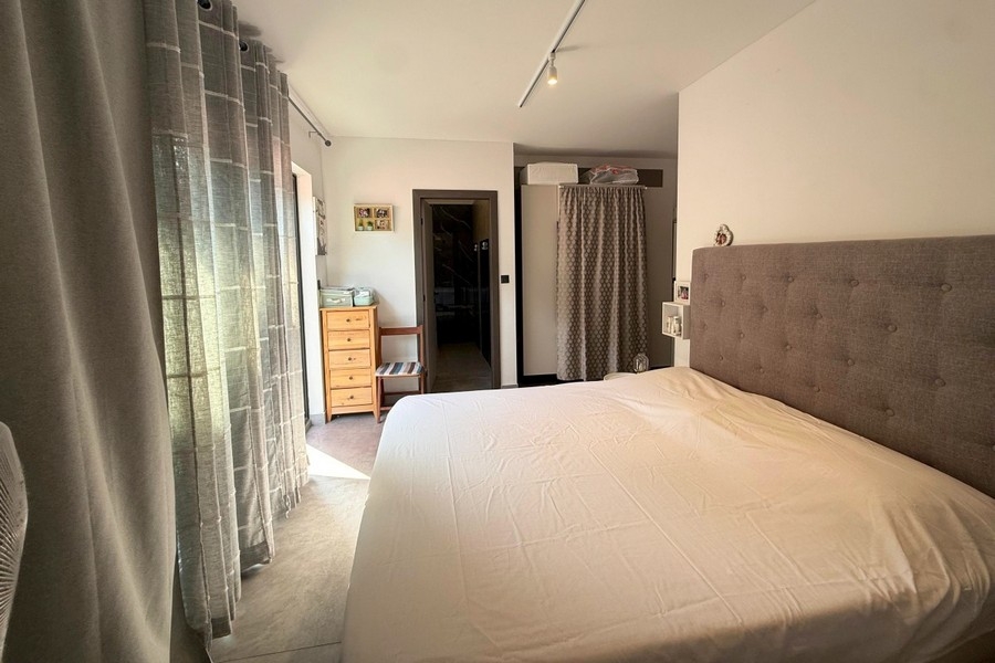 Camera da letto con letto matrimoniale e testiera imbottita