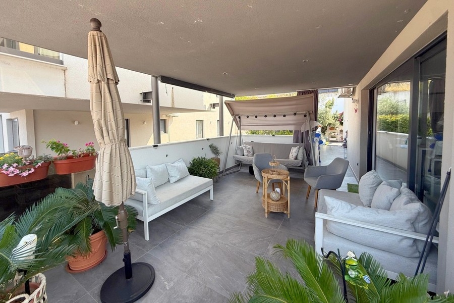 Terrazza coperta con mobili davanti alla zona giorno