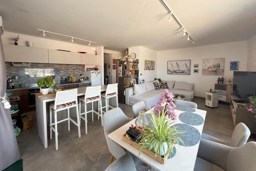 Cucina con sgabelli e tavolo da pranzo nella zona giorno
