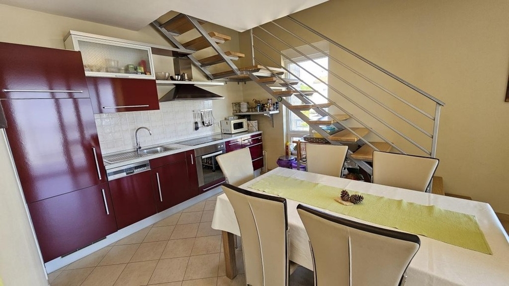 Cucina aperta con zona pranzo e scala