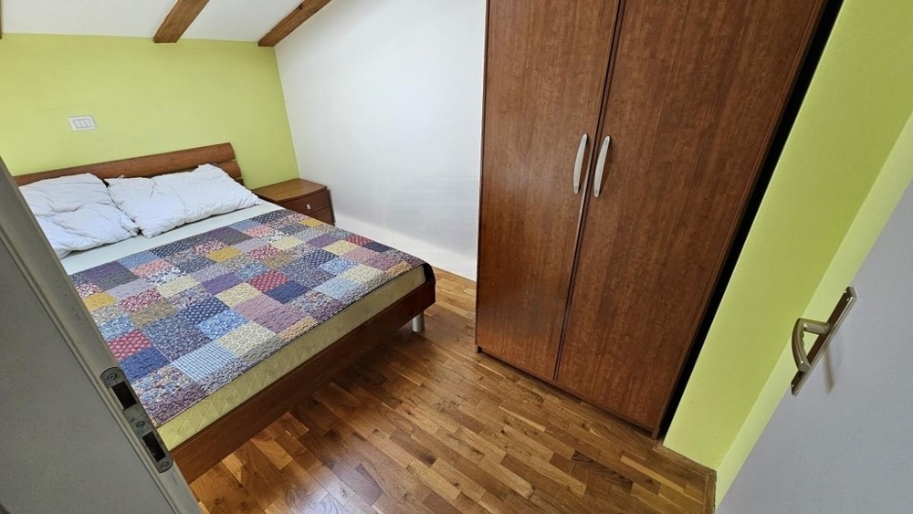 Camera da letto con letto matrimoniale e armadio