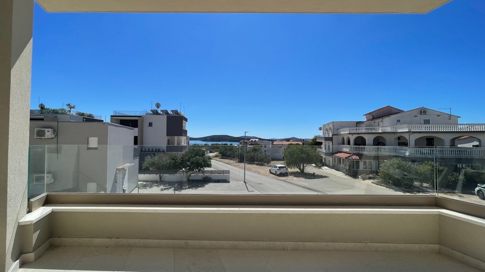 Nuovo appartamento con terrazza e vista mare a Tribunj