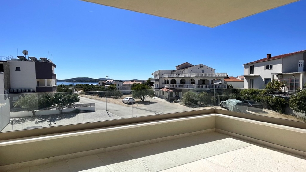 Terrazza coperta con vista su Tribunj fino al mare