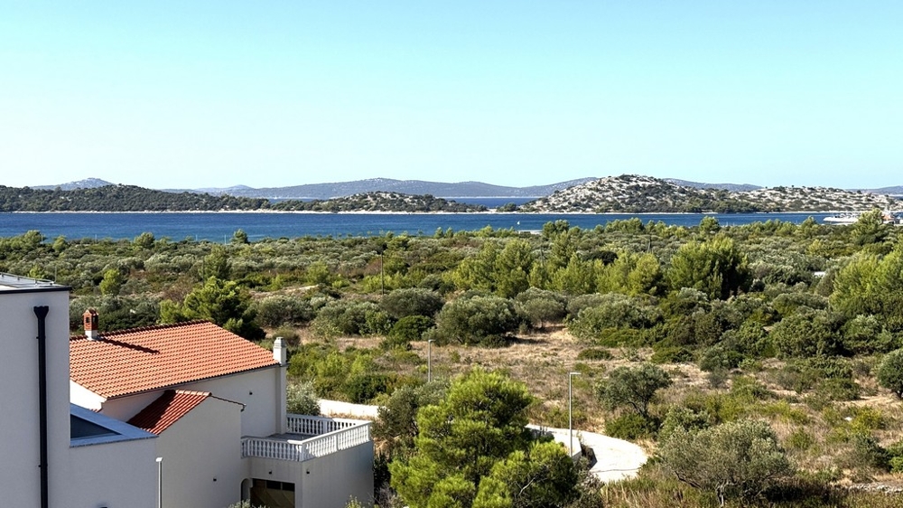Vista sul paesaggio verde, sul mare e sulle isole