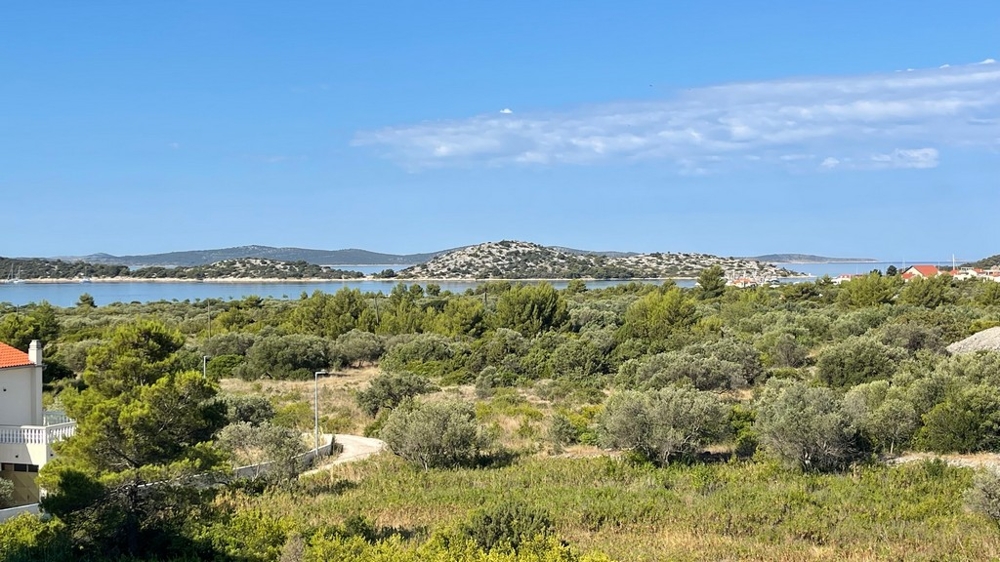 Ampia vista sugli uliveti e sulla baia di Vodice