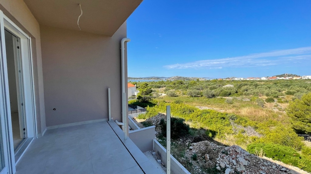 Terrazza coperta con vista sul verde e sul mare