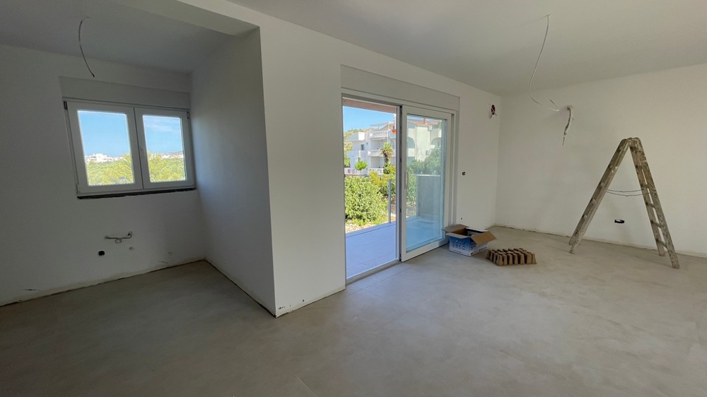 Zona giorno con porta scorrevole sulla terrazza coperta