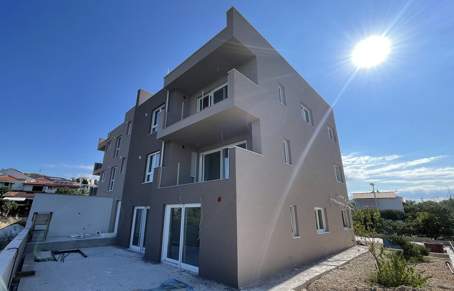 Esterno della nuova costruzione con terrazze e cortile interno