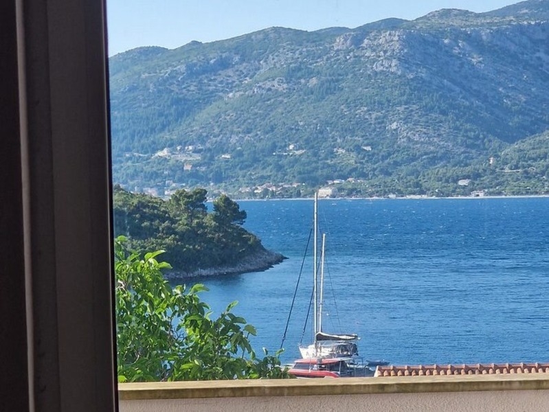 Vista sul mare dalla porta del balcone