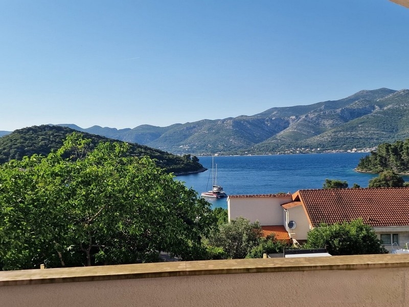 Vista dal balcone sulla baia di Zrnovska Banja