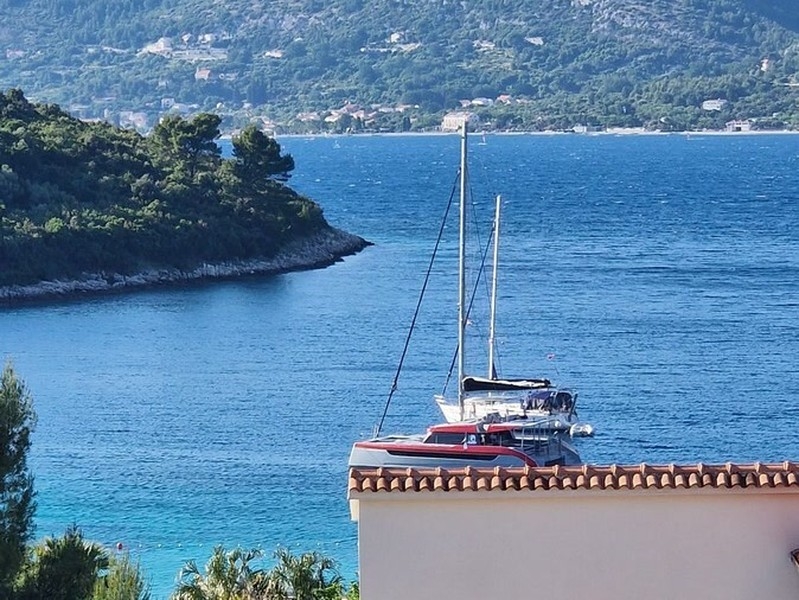 Vista sulla baia con barca a vela